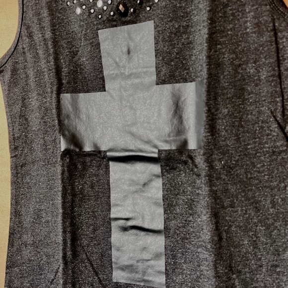 BNWT Folded & Hung brand Sleeveless tee w/black cross design on black tee Size M - Picture 5 of 6